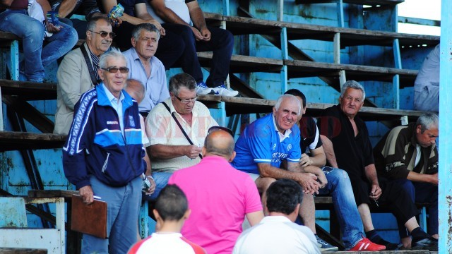 Petre Petculescu (cu mapa în mână) a contribuit la performanțele fotbalului craiovean (foto: Alexandru Vîrtosu)