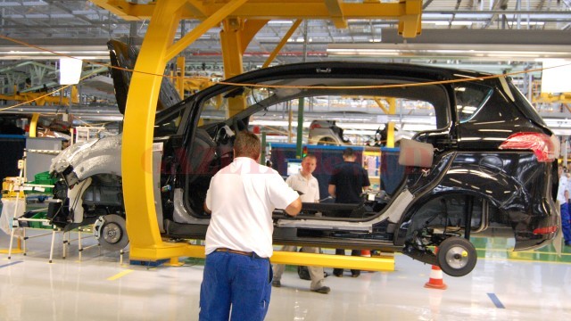 În 2012, la momentul demarării producției de masă a vehiculului B-max la Craiova, oficialii Ford spuneau că un tir plin cu mașini fabricate în Bănie va ieși pe poarta fabricii la fiecare cinci minute. În prezent, producția a scăzut la 270 de mașini pe zi. (Foto: Arhiva GdS)