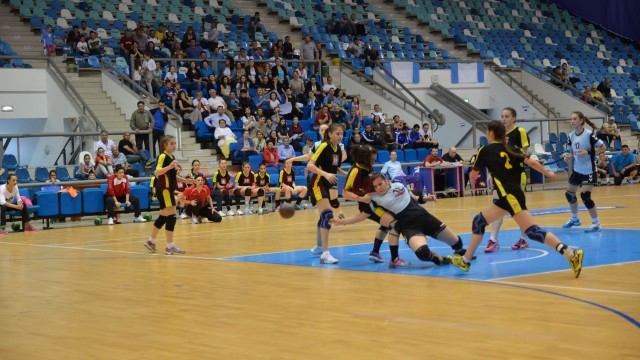 Lisa Puţoi (în tricou albastru) şi colegele sale de la HCM Craiova nu au putut învinge echipa Energetic Râmnicu Vâlcea (foto: Daniela Mitroi-Ochea)