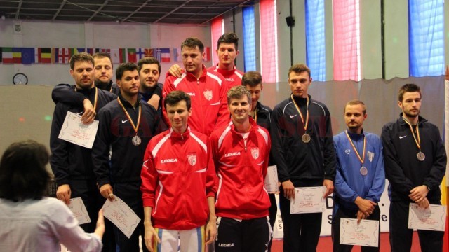 În Superligă, echipele de la CS Universitatea Craiova au obținut medaliile de argint și bronz (sursa foto: FR Scrimă)