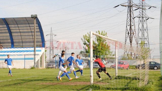 Jucătorii craioveni (în verde) nu au reuşit mare lucru în meciul cu Vulturii Lugoj (foto: Ionuţ Greere)