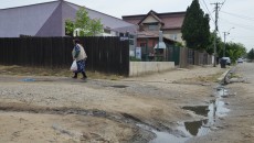 Mulți oameni din cartierul Romanești se plâng de lucrările la canalizare, care le-au dat străzile peste cap