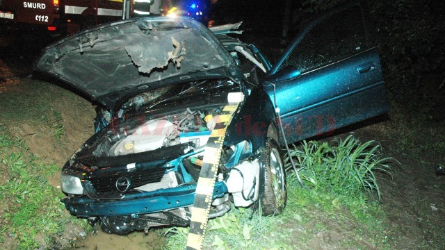 Un bărbat de 31 de ani, pasager în Opel, și-a pierdut viața în urma accidentului de circulație (FOTO: Arhiva GdS)