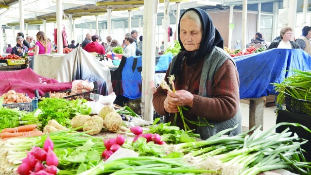 Mulţi producători care vând în pieţe nu au atestat din cauza indolenţei primarilor (Foto: Lucian Anghel)