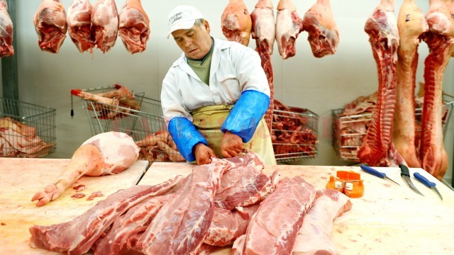 Unii producători din ţară au scumpit carcasa de porc cu 0,8 lei pe kilogram într-un interval foarte scurt de timp (FOTO: da.zf.ro)