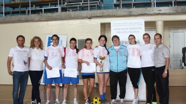 Echipa câștigătoare, FEFS anul 3, alături de Victorina Simion (bluză albastră) și organizatori
