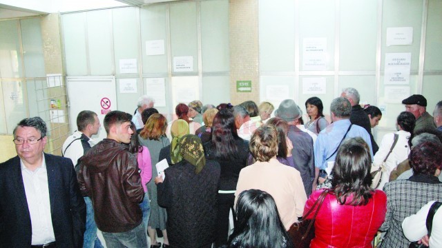 Zeci de persoane au așteptat ieri la biroul de internări al Spitalului Județean de Urgență Craiova pentru că sistemul informatic a mers greu (Foto: GdS)