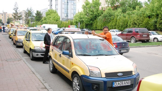 Taximetriștii spun că încă nu pot emite bon fiscal de bacșiș, așa că unii refuză să mai primească bani în plus de la clienți (Foto: Claudiu Tudor)