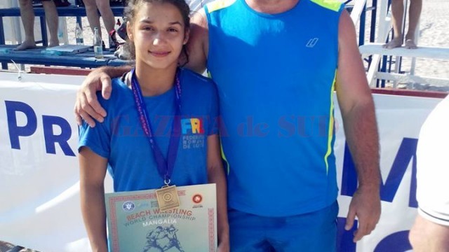 Ştefania Priceputu, medaliata cu aur, alături de antrenorul său, Valentin Boboşca