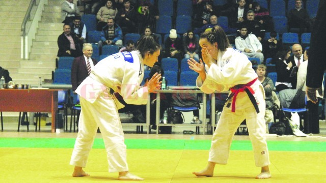Theodora Bleaju (stânga), sportivă legitimată la CS Universitatea Craiova, va lupta pentru o medalie la categoria 48 de kilograme (Foto: Arhiva GdS)