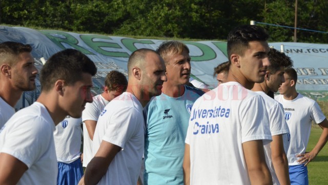 Emil Săndoi (în tricou albastru) are mare încredere în elevii săi (foto: Alexandru Vîrtosu) 