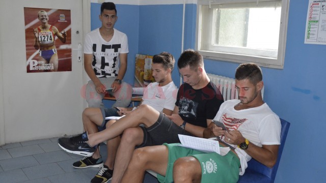 Jucătorii Craiovei au așteptat cuminți să fie „convocați” de medici în cabinete (foto: Alexandru Vîrtosu)