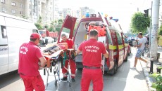 Femeia accidentată a fost preluată de o ambulanţă SMURD şi transportată la spital