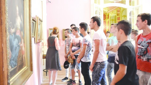 Pugiliştii au admirat tablourile şi chiar au adresat întrebări muzeografei (Foto: Lucian Anghel)