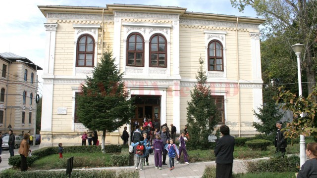 Clădirea în care învață 700 de elevi ai Colegiului „Elena Cuza“ (Foto: Arhiva GdS)