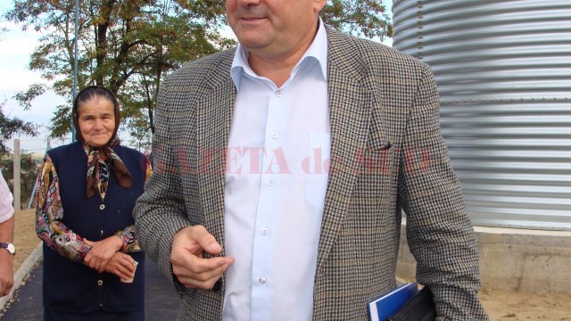 Ion Popescu, fostul director al Aparegio, în momentul inauguării staţiei de apă de la Preajba, alături de un beneficiar