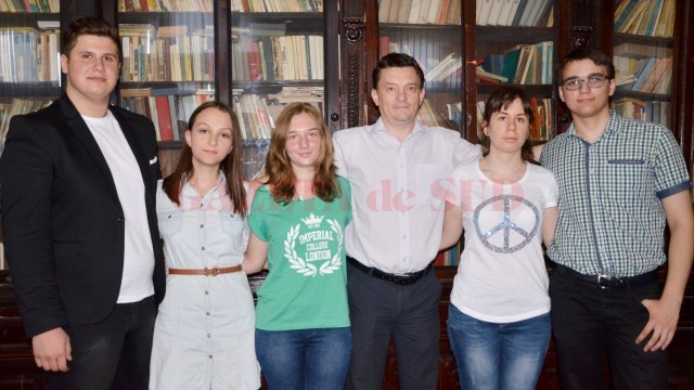 Cinci dintre absolvenţii CN „Carol I“ din Craiova alături de dirigintele lor, prof. Nicolae Dragomir