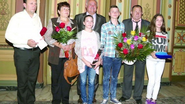 Andreea Munteanu, alături de părinţi, fraţi, bunic şi şeful CJ Gorj (Foto: Eugen Măruţă)