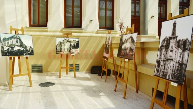 Fotoexpoziţia „Craiova în imagini de epocă“ este amenajată în curtea interioară a Muzeului Olteniei (Foto: Lucian Anghel)