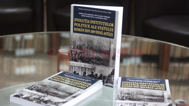 Lucrarea „Evoluția instituțiilor politice ale statului român din 1859 până astăzi“ a fost lansată în cadrul Conferinței Internaționale (Foto: Traian Mitrache)
