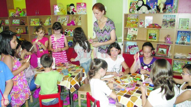 „Biblioteca din vacanță“ le-a pregătit școlarilor câteva ateliere special concepute pentru ei (Foto: arhiva GdS)