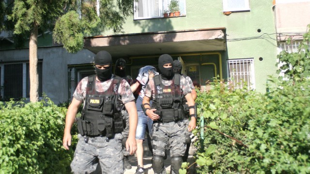 În urma perchezițiilor de ieri-dimineață, 15 persoane au fost ridicate și duse la audieri, la sediul DIICOT din Craiova (Foto: GdS)