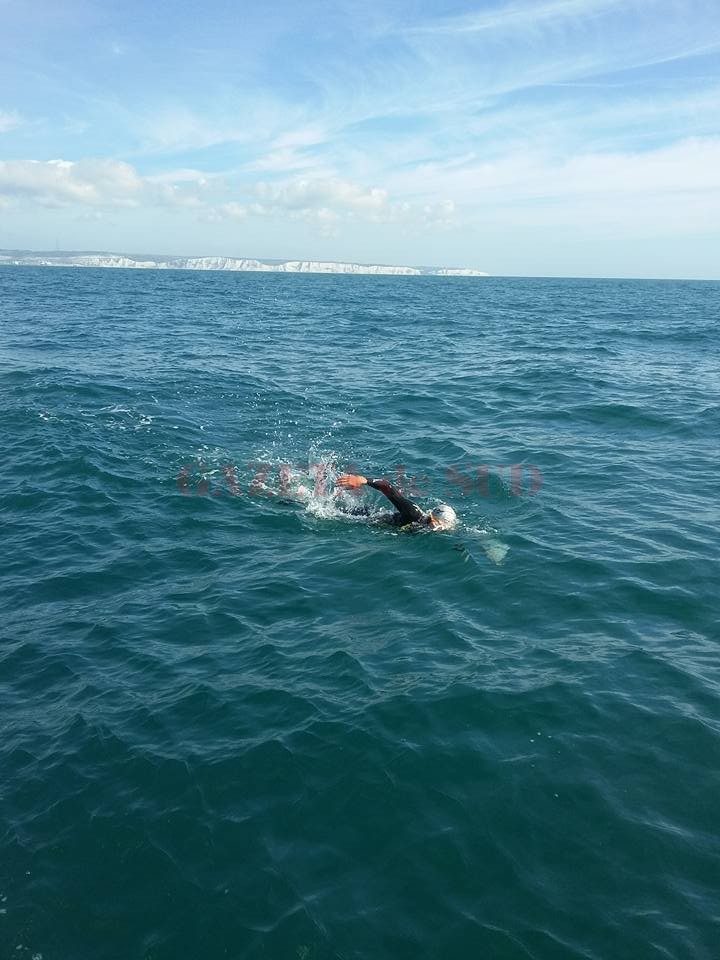 Andrei Roșu a înotat de la Dover la Calais, aproximativ 40 de kilometri, în 21 de ore