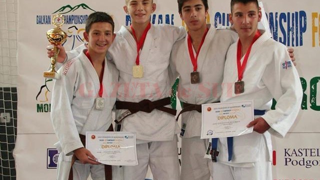 Adrian Şulcă (al doilea din stânga) a fost cel mai bun judoka din Balcani la categoria lui 