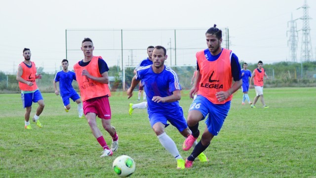 Jucătorii Filiaşiului (în albastru) au făcut un meci spectaculos în compania celor de la Bistreţ (Foto: Alexandru Vîrtosu)