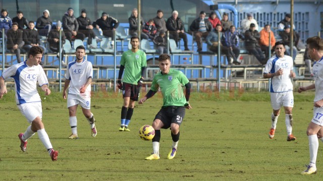 Adrian Cârstea (la minge) a devenit jucător liber de contract (Foto: Alexandru Vîrtosu)