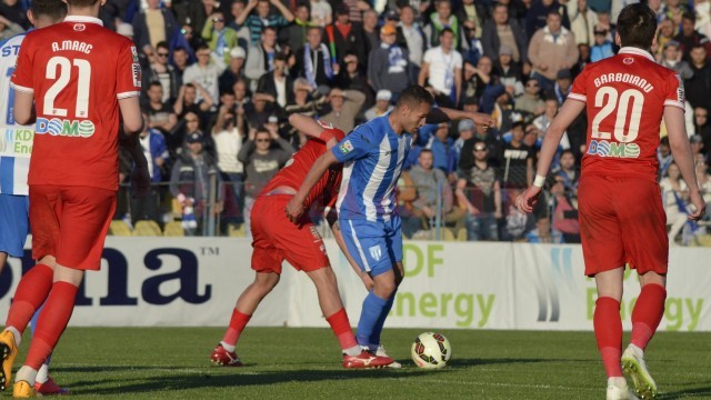 Thaer Bawab (la minge) nu a reuşit să marcheze cu Dinamo în "Groapă" (foto: Arhivă GdS)