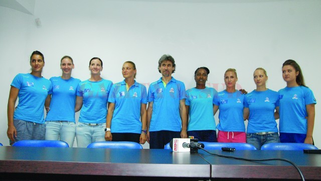 Antrenorii Simona Gogârlă şi Grigore Albici, dar şi cele şapte jucătoare transferate, promit să facă performanţă la SCM Craiova (Foto: Claudiu Tudor)
