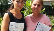 Elena Secu (dreapta) şi nepoata ei, Petronela Andrici, cursante în cadrul proiectului "Anotimpuri la borcan"