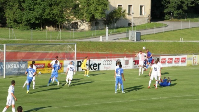Jucătorii Craiovei (în albastru) au fost depășiți de Dinamo Kiev (foto: csuc.ro)