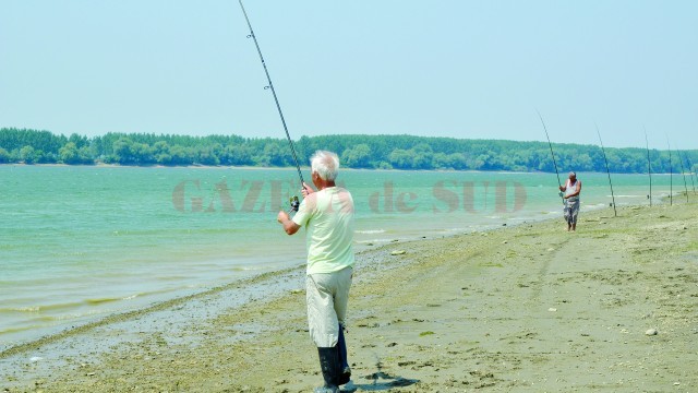 Pescarii din Pristol stau săptămâni întregi la Dunăre.  În prim-plan este preotul din satul Cozia, fascinat de pescuit. (Foto: Lucian Anghel)