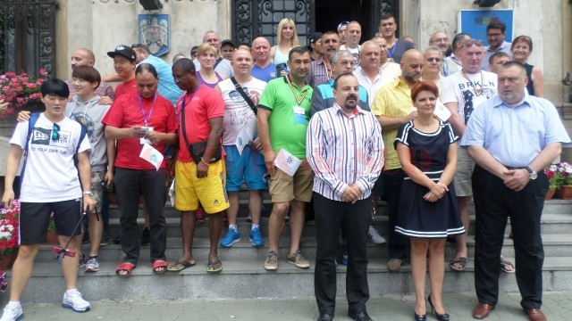 Pugiliștii au vizitat Primăria Craiova și s-au fotografiat cu primarul Lia Olguța Vasilescu și viceprimarul Mihai Genoiu