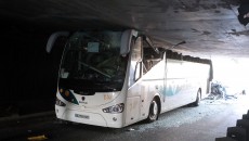 Autocarul a lovit plafonul unui tunel rutier din localitatea La Madeleine (Foto: lexpress.fr)