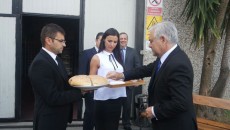 Ministrul delegat pentru relația cu românii de peste hotare Angel Tîlvăr a fost întâmpinat cu pâine şi sare de membrii comunităţii româneşti din Italia (Foto: mae.ro)