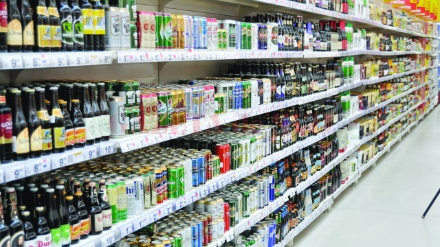 La Auchan sunt expuse 400 de sortimente de bere, timp de două săptămâni. Sortimentele care vor fi cele mai vândute se vor regăsi după aceea în oferta supermarketului. (Foto: Claudiu Tudor)