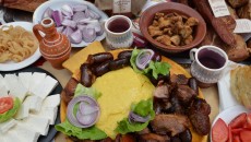 Carnea la garniță și cârnații cu ambâț sunt câteva dintre produsele tradiționale atestate și produse de Aurel Simion la Vâlcea