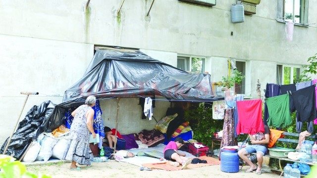 Familia Vasile și-a încropit un cort lângă blocul din care a fost evacuată (Foto: Lucian Anghel)