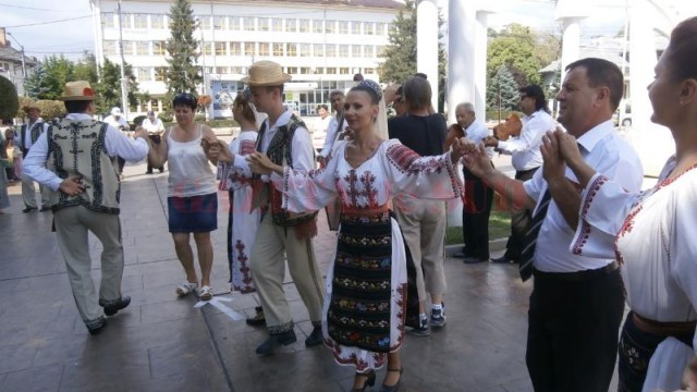 Ansamblul „Doina Gorjului“ este principalul organizator al Festivalului Internaţional de Folclor