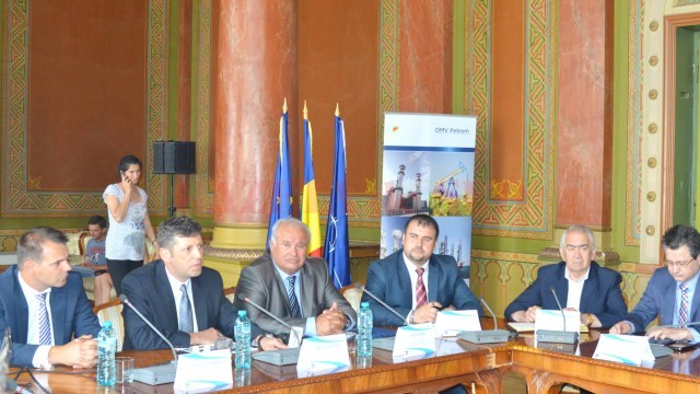 Reprezentanţii Petrom şi-au prezentat proiectele alături de autorităţile judeţene (Foto: Eugen Măruţă)