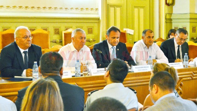 Ion Prioteasa, preşedintele CJ Dolj (al doilea din stânga) a evidențiat rolul important al investițiilor susținute din fonduri  nerambursabile pentru dezvoltarea comunităților locale
