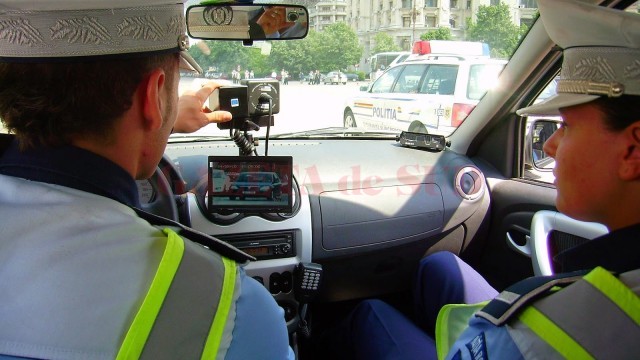 Un vâlcean conducea cu peste 100 km/h un autoturism cu numere false