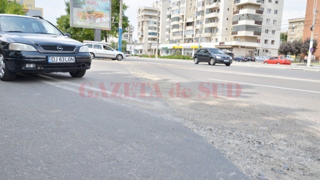Mai multe firme care se ocupă de asfaltarea străzilor din Craiova au fost amendate de polițiștii de la Rutieră (Foto: GdS)