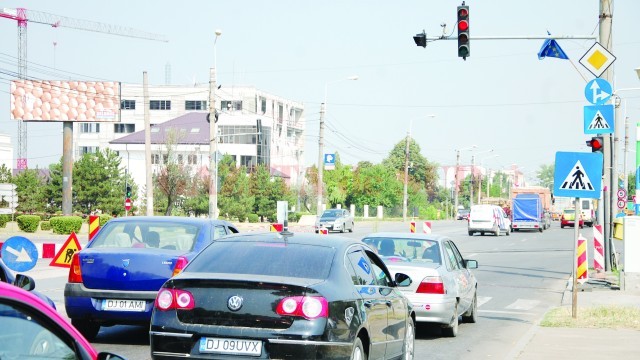 Mai mulți șoferi au rămas fără permisele de conducere după ce au trecut pe culoarea roșie a semaforului (Foto: GdS)