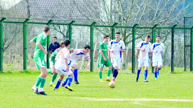 Juniorii B de la Academia „Gică Popescu“ (în alb) au câştigat cu 2-0 disputa cu vâlcenii