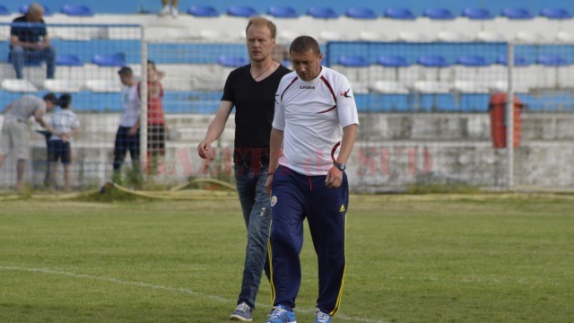 Victor Naicu (stânga) este mulţumit de echipa sa de juniori de la CS Universitatea Craiova (foto: Alexandru Vîrtosu)