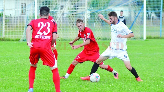 Dănuț Stanciu (în alb) și colegii lui de la ACS Podari își doresc să facă un sezon bun